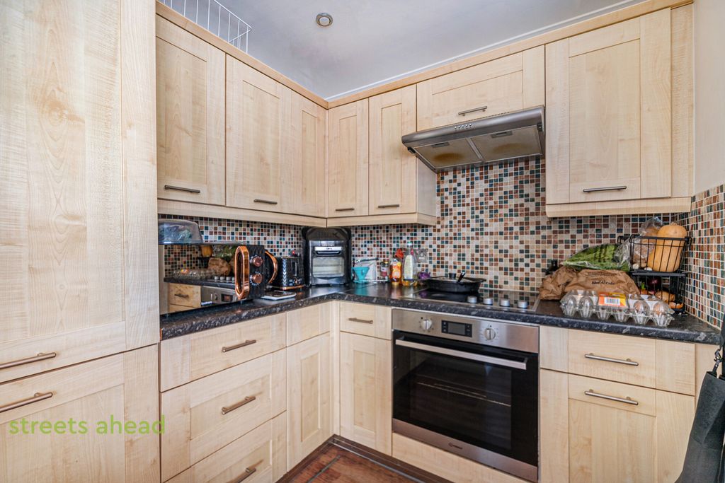 Property photo 3 of 14 15d08E62-Eb7A-4A3...