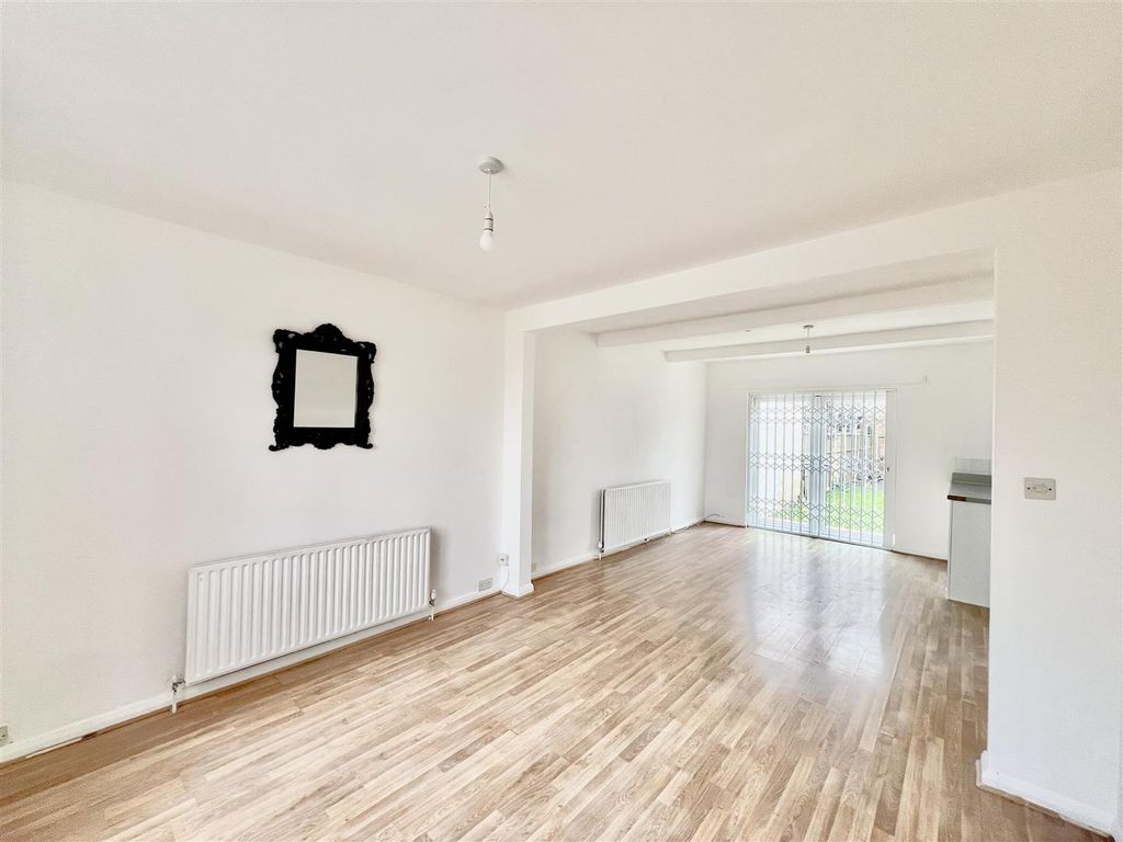 Property photo 2 of 8 Through Lounge