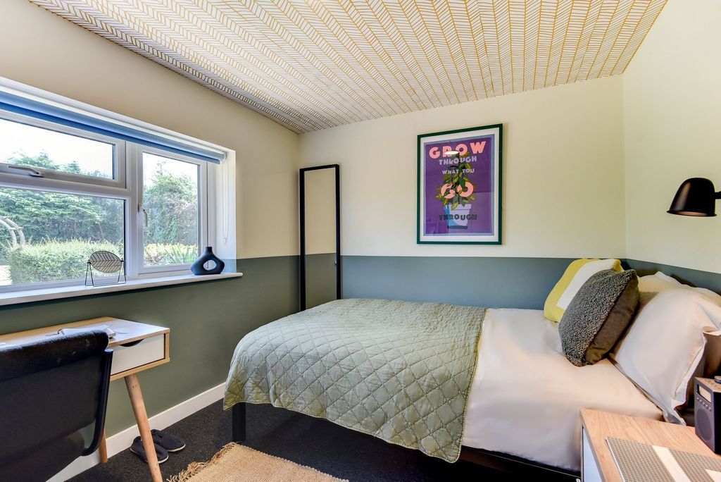 Property photo 3 of 6 A Cozy And Well-Lit Single Bedroom Featuring A Com...