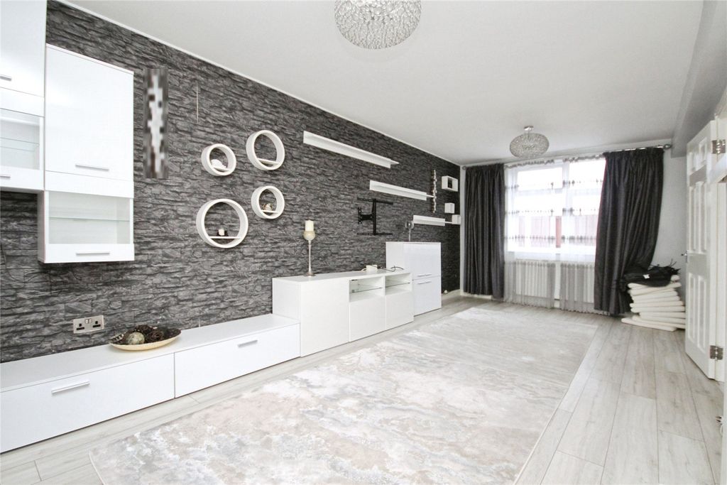 Property photo 2 of 11 Lounge