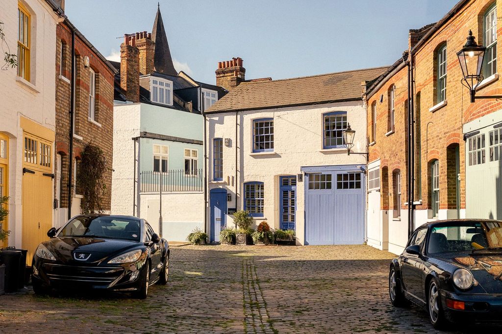 Property photo 1 of 11 Kersley Mews