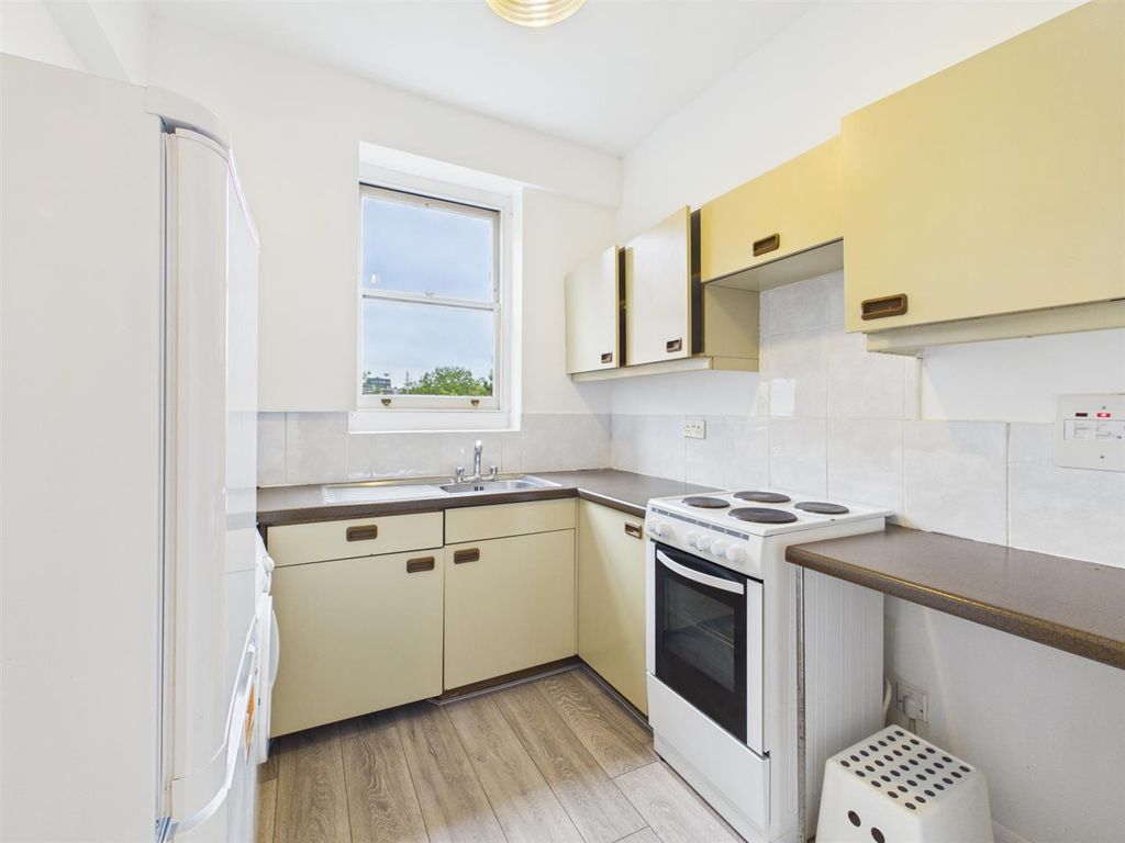 Property photo 3 of 12 Kitchen - Clapham Road - Eh