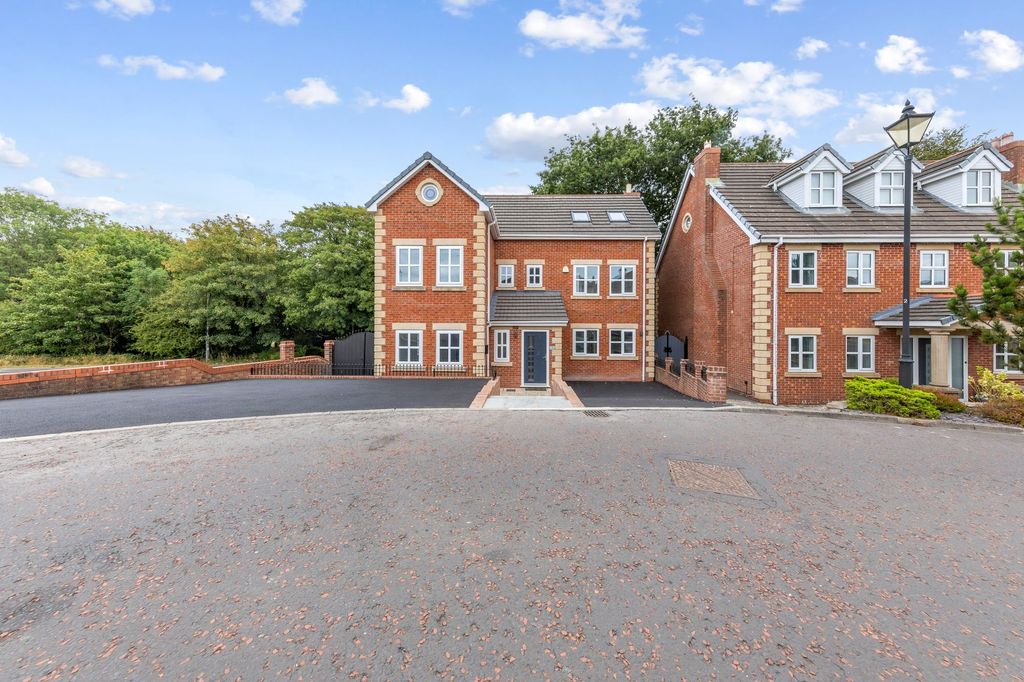 Property photo 1 of 32