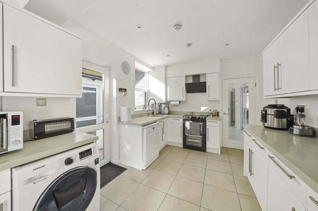 Property photo 3 of 33