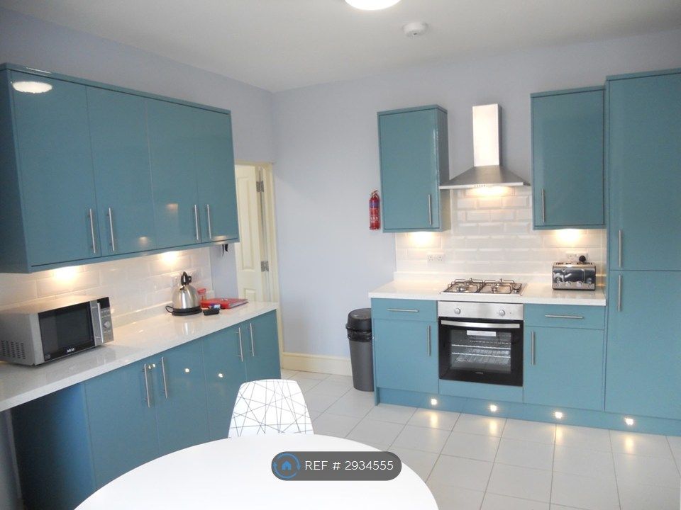 Property photo 3 of 17 Kitchen