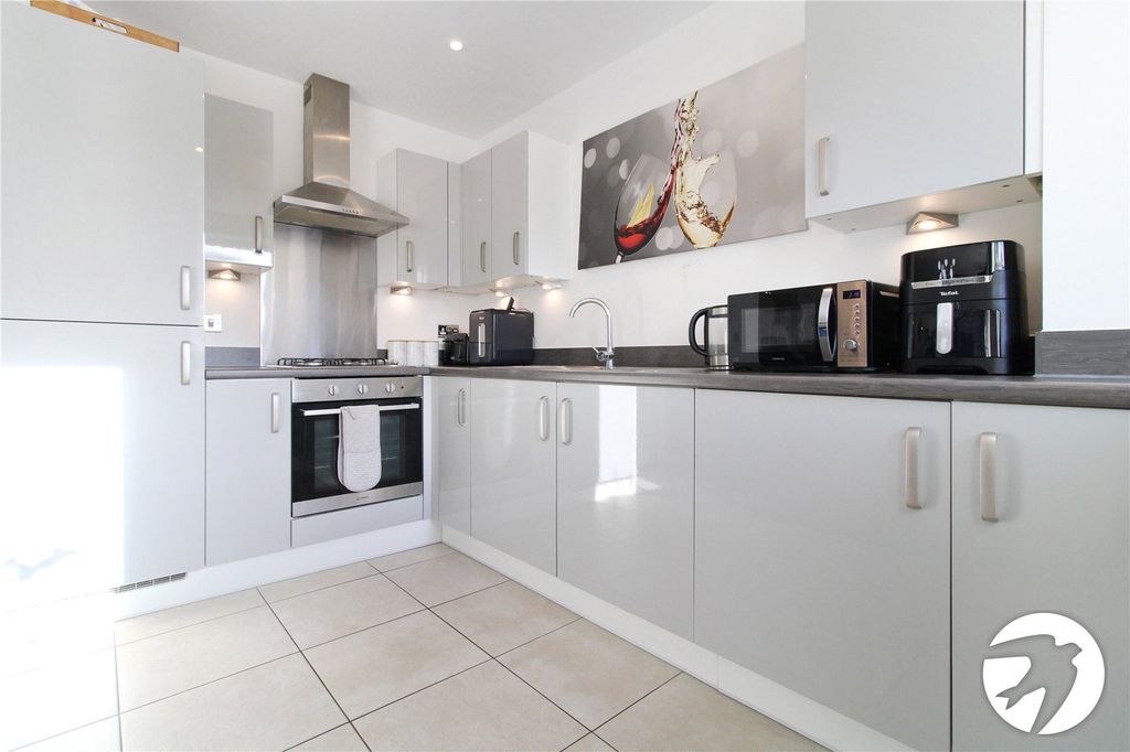 Property photo 3 of 10 Kitchen