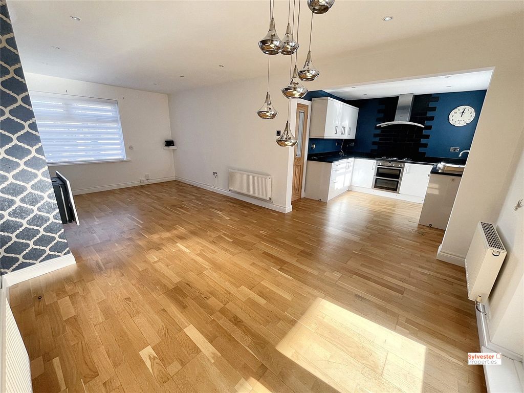 Property photo 2 of 32 Picture No. 19