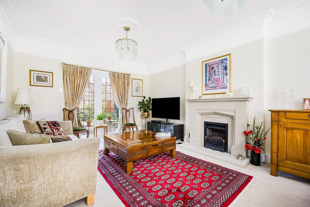 Property photo 3 of 16 Lounge