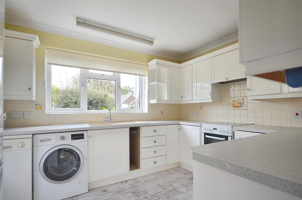 Property photo 3 of 10 Kitchen