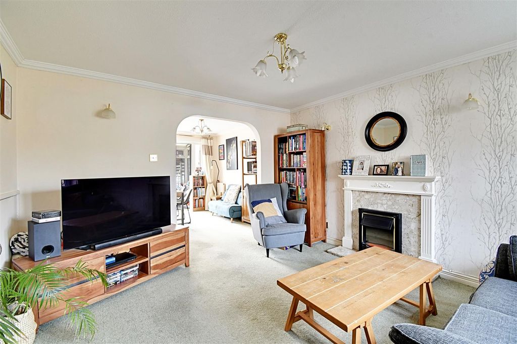 Property photo 2 of 25 Lounge 3.Jpg