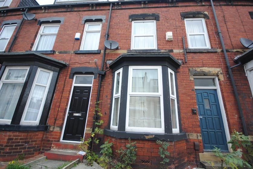 Property photo 2 of 10 Red-Brick Terraced House Front With Bay Window, El...