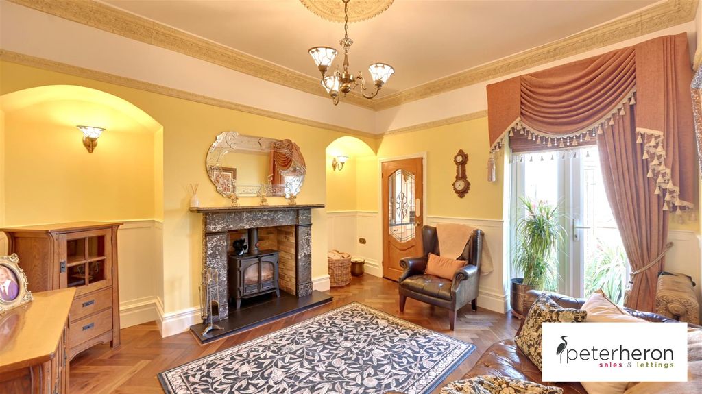 Property photo 2 of 17 Lounge