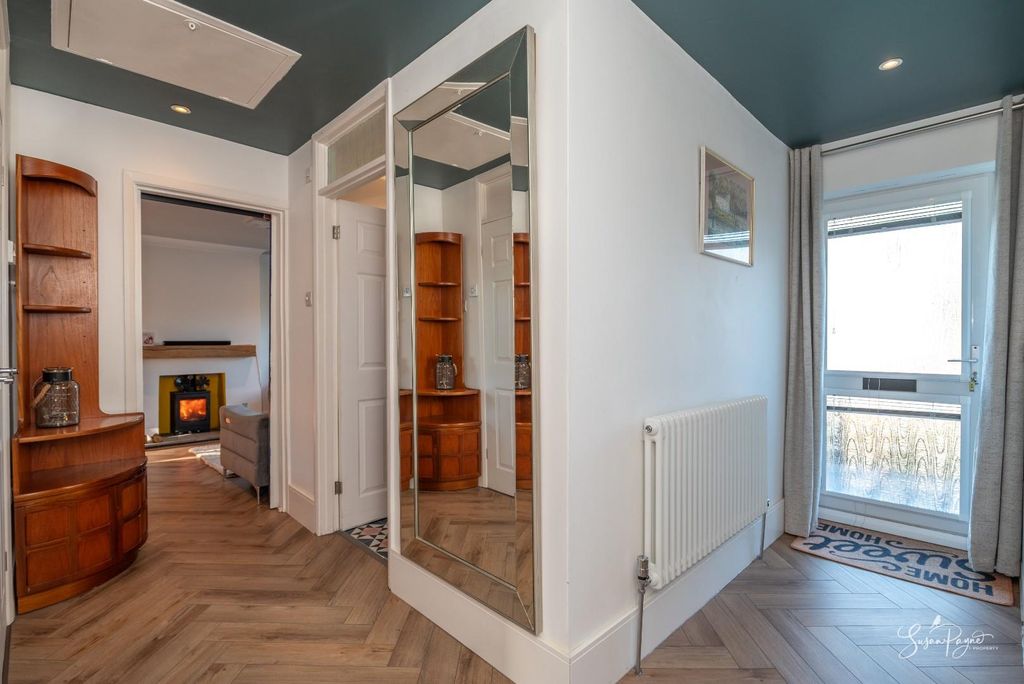 Property photo 2 of 38 Entrance Hall