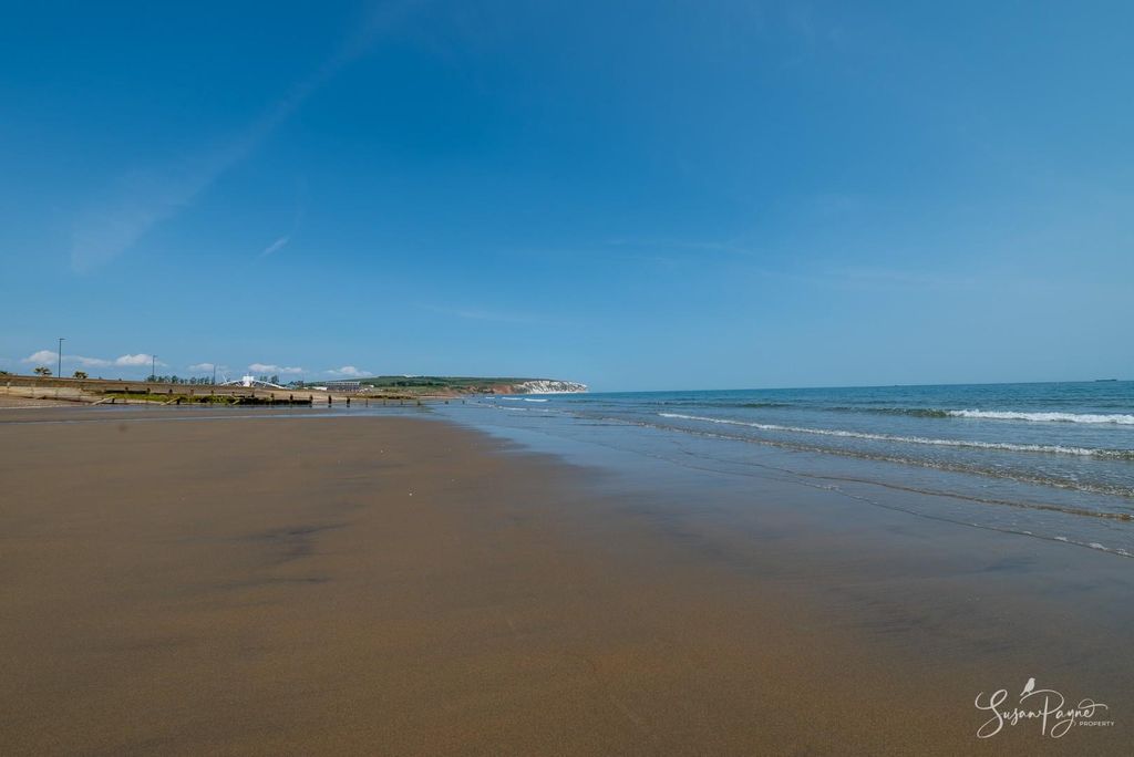 Property photo 3 of 41 Sandown Beach