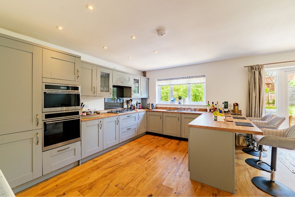 Property photo 2 of 18 4710634