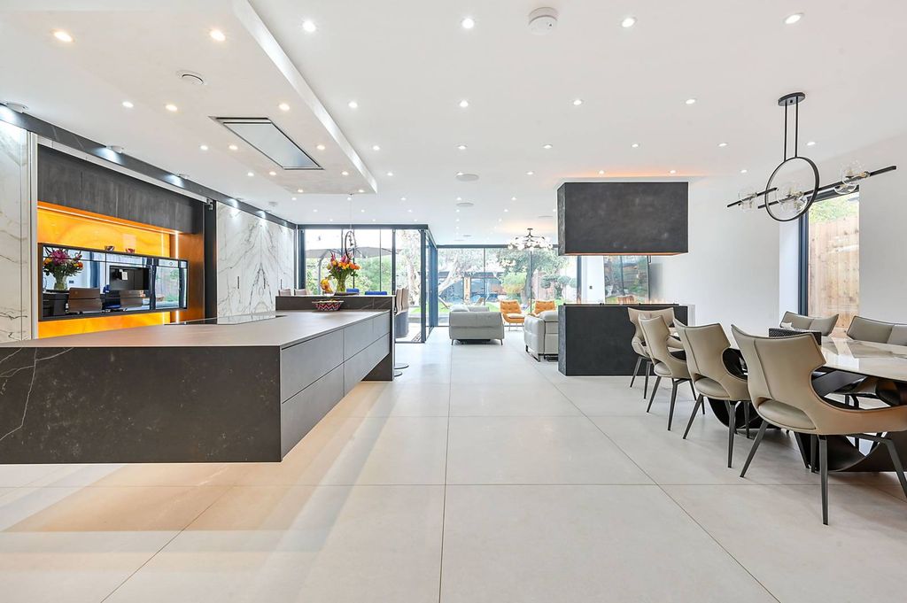 Property photo 2 of 36