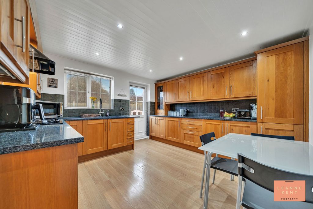 Property photo 2 of 31