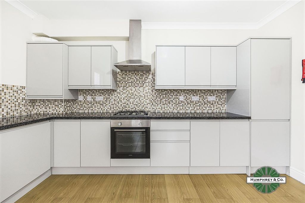 Property photo 2 of 6 Flat 4  63 New Wanstead -010.Jpg