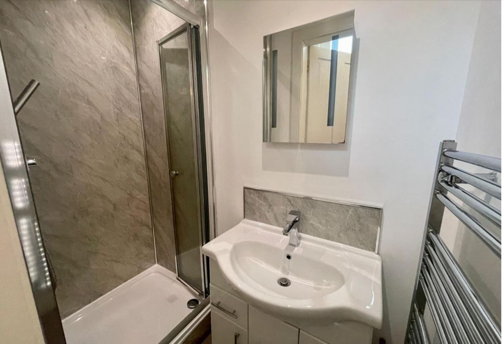 Property photo 1 of 17 Edina Place Bathroom.Png