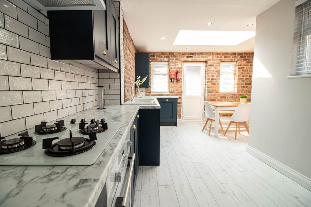 Property photo 1 of 7 Photo 0