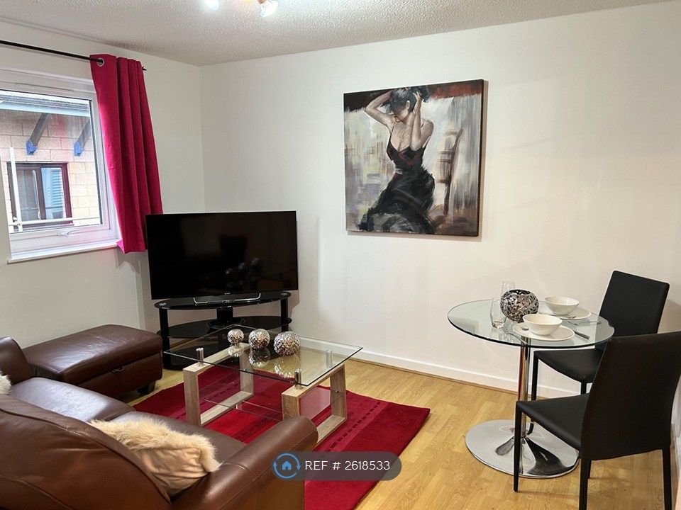 Property photo 3 of 17 Lounge