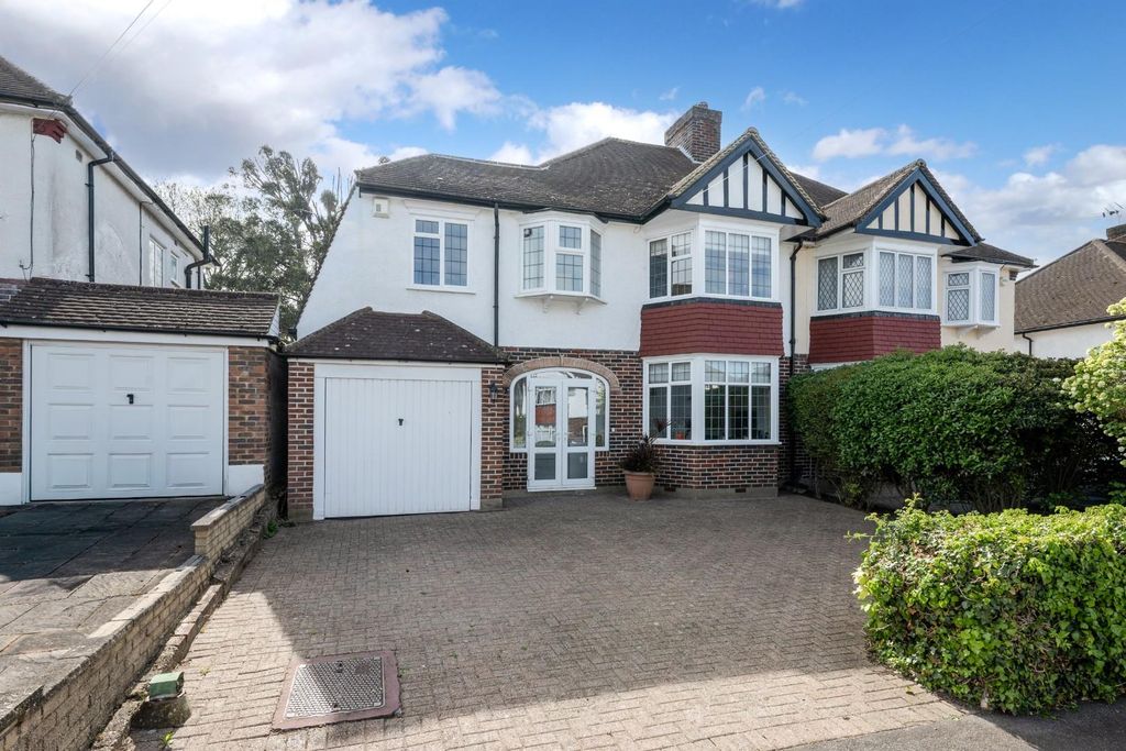 Property photo 1 of 21 Thorndon Gardens