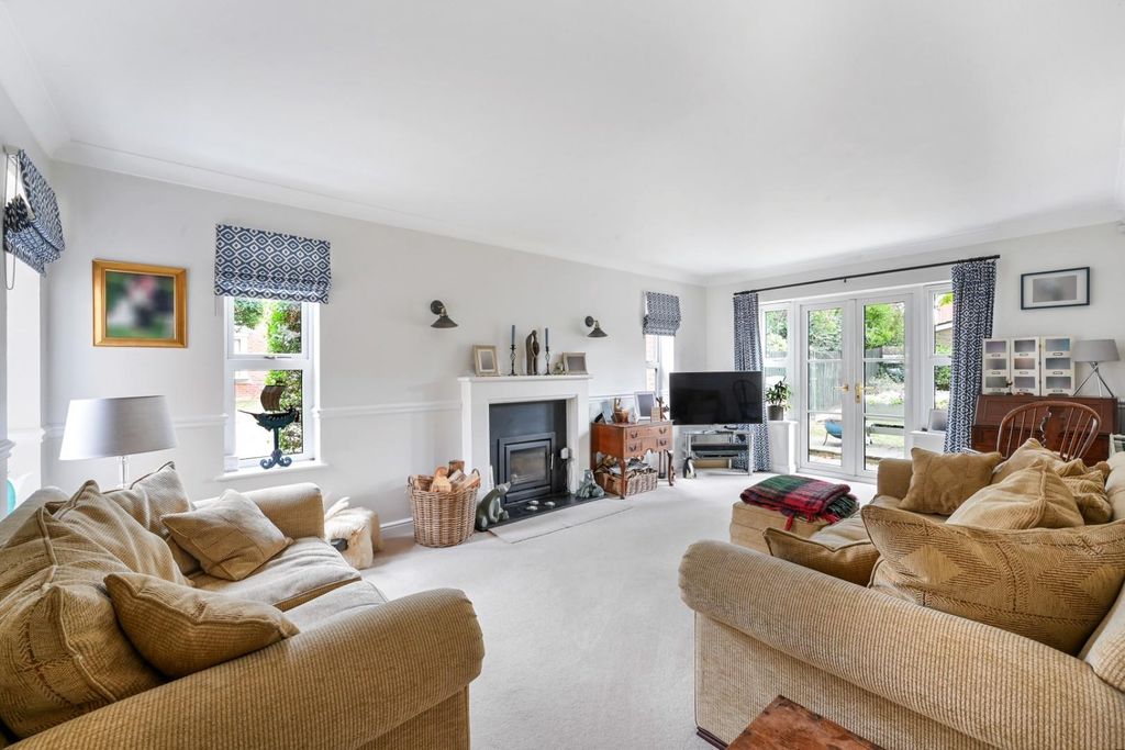 Property photo 2 of 20 Lady Forsdyke Way, 9- (1).Jpg
