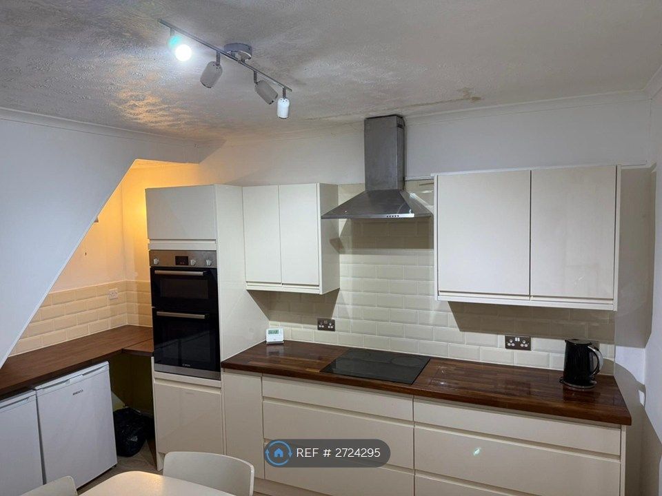 Property photo 3 of 9 Kitchen