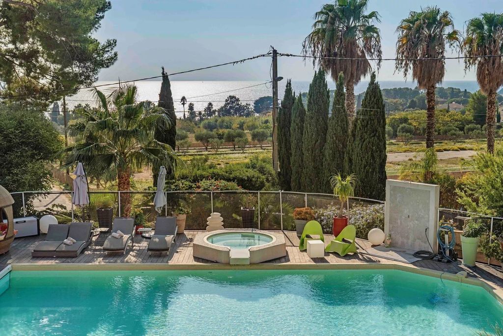 Property photo 1 of 13 Exceptional Family Villa With Sea View In Carqueiranne