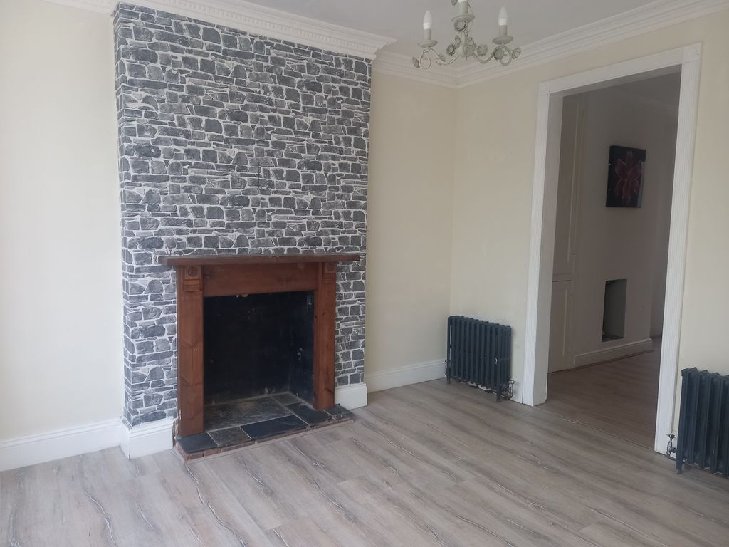 Property photo 1 of 10 Living Room