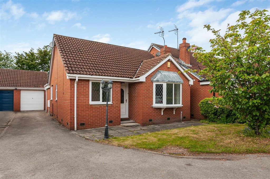 Property photo 1 of 10 Charming Brick House With A Spacious Driveway...