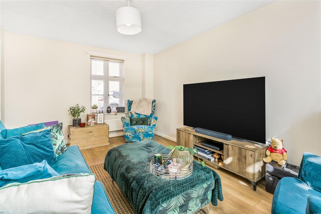 Property photo 3 of 11 27 Lord Grandison Way, Banbury-7.Jpg