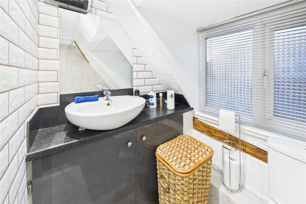Additional image 10 of 2 bed flat for salePlaistow Street, Lingfield RH7