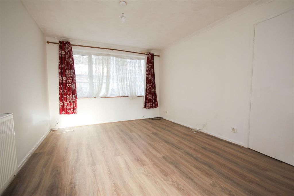 Property photo 3 of 10 Lounge.Jpg