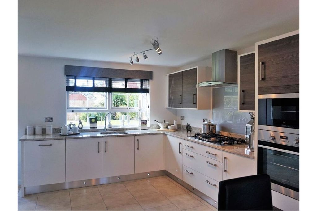 Property photo 2 of 21