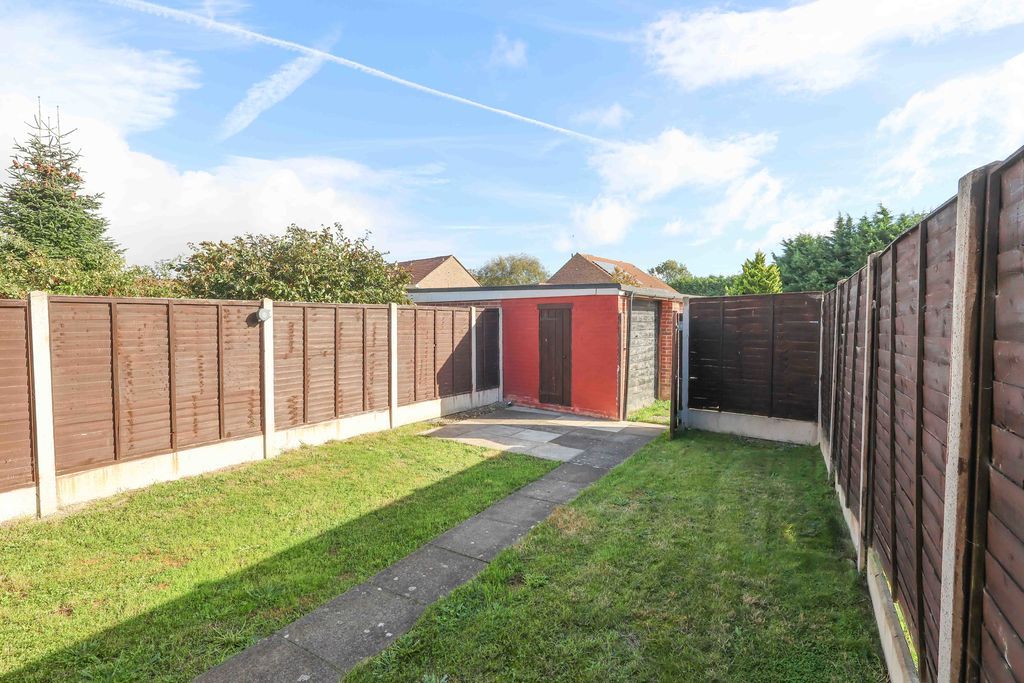 Property photo 3 of 18 Garden And Garage