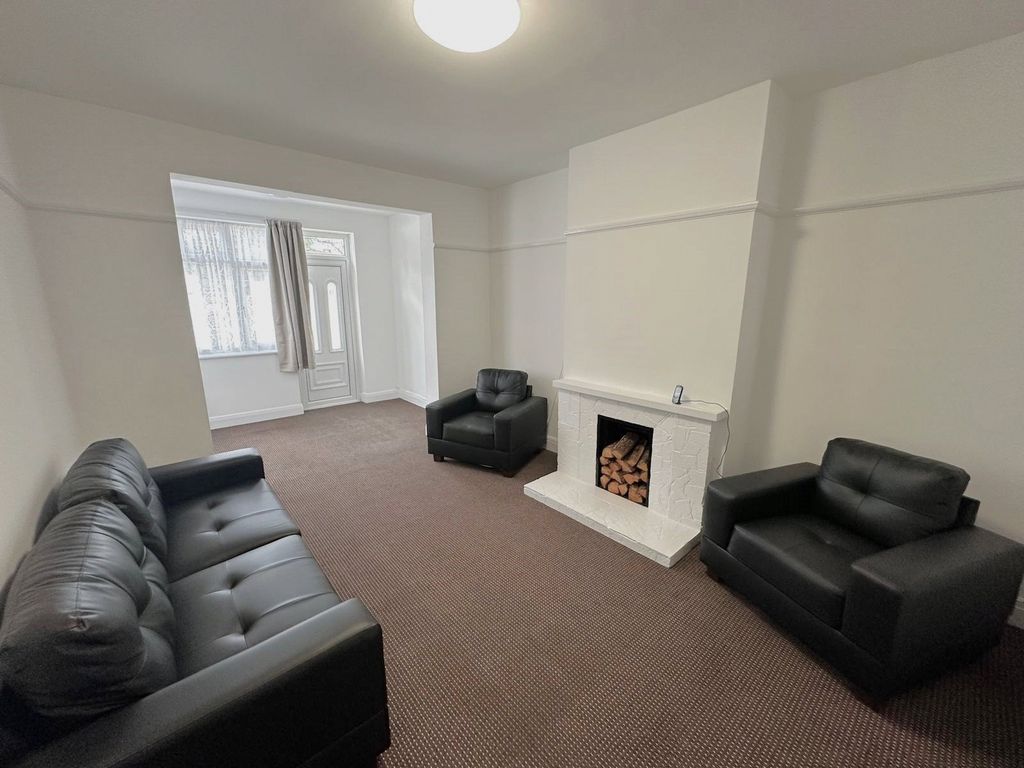 Property photo 2 of 19 Lounge