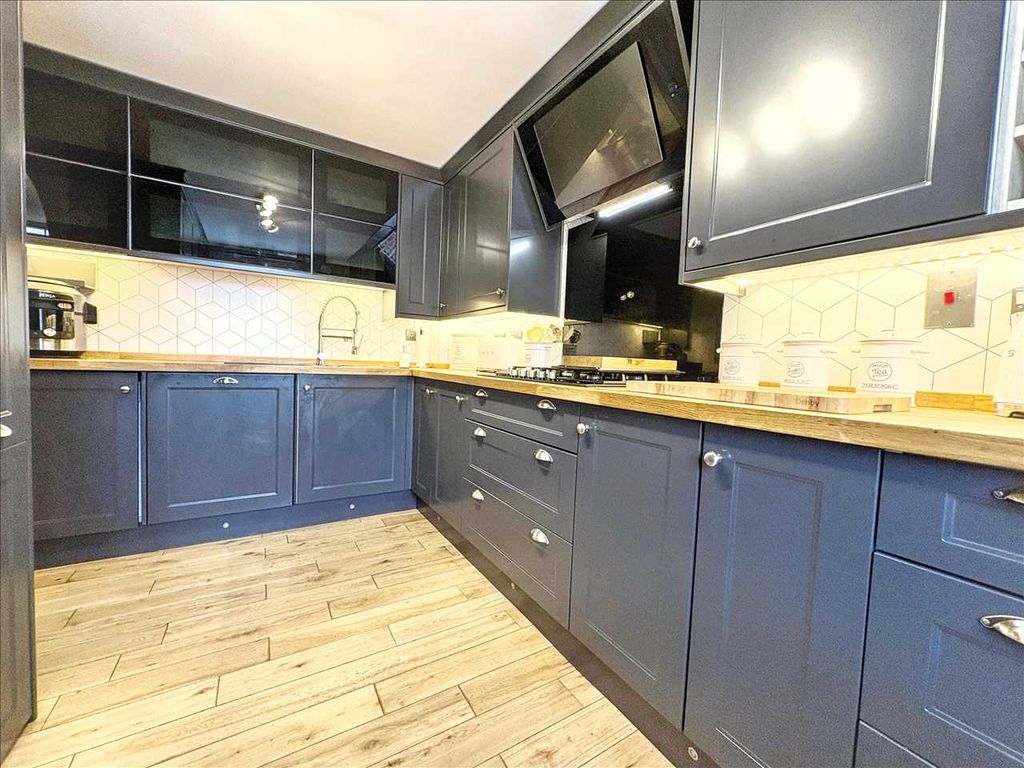 Property photo 3 of 32