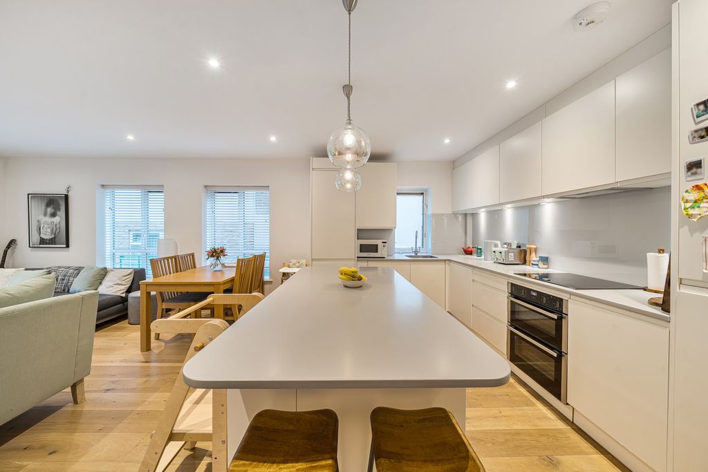 Property photo 3 of 19 Kitchen