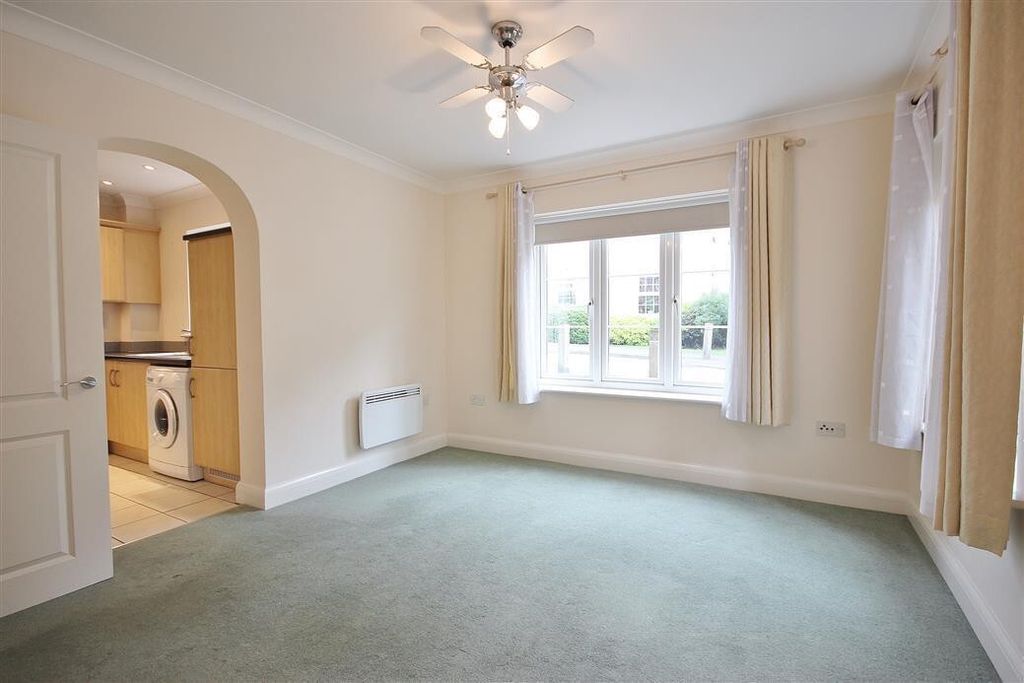 Property photo 3 of 9 Living/Dining Room