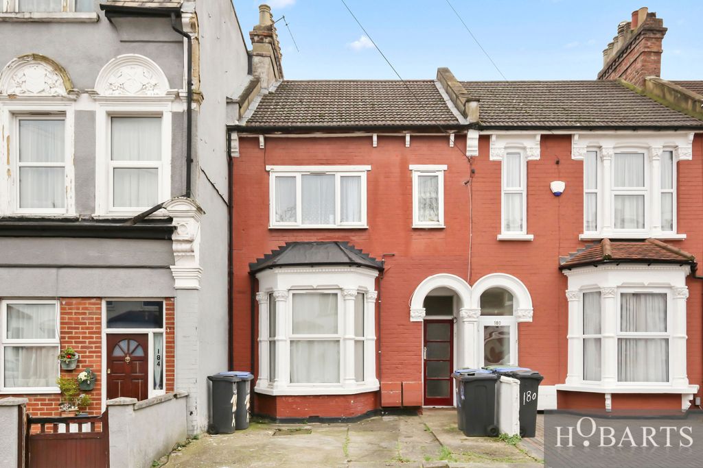 Property photo 1 of 13 2 Bedroom Flat For Sale With Own Rear Garden