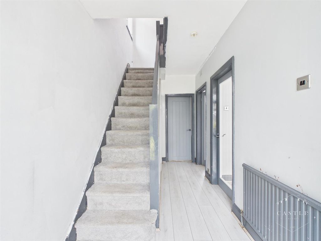 Property photo 3 of 15 Entrance Hall