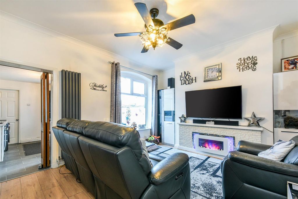 Property photo 2 of 17 Lounge