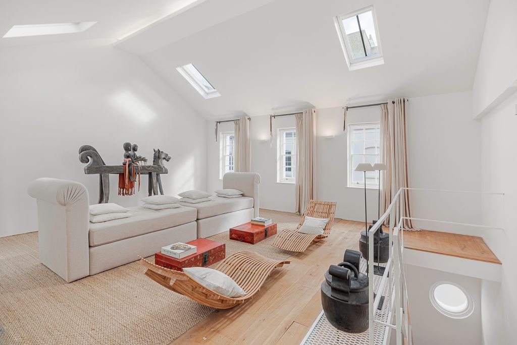 Property photo 2 of 24