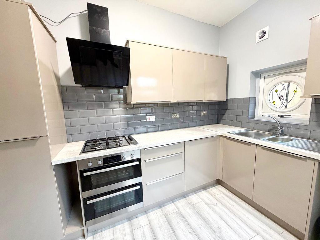 Property photo 3 of 9 Kitchen