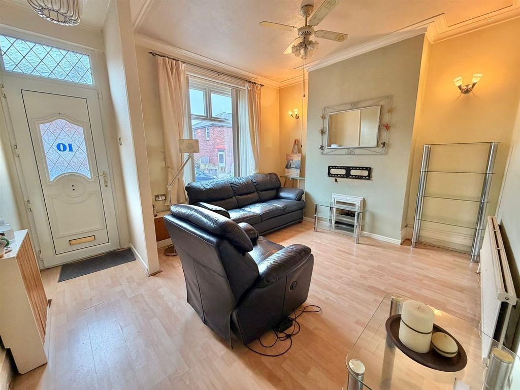 Property photo 2 of 13 Lounge