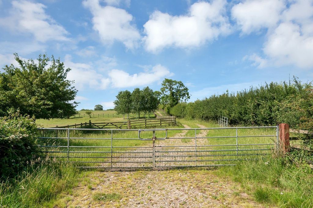 Property photo 2 of 11 Land