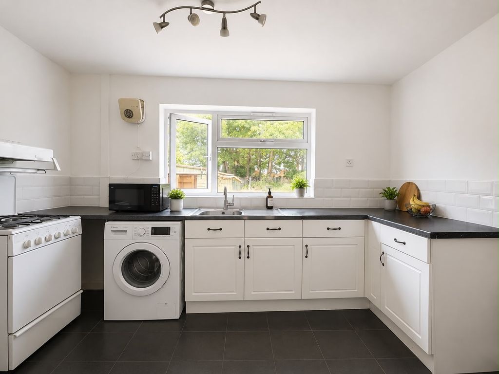 Property photo 3 of 10 Kitchen