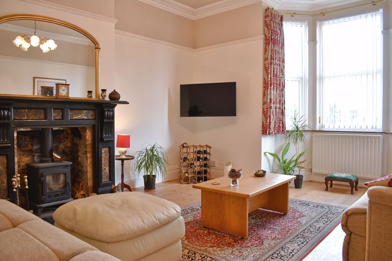 Property photo 3 of 11 Lounge