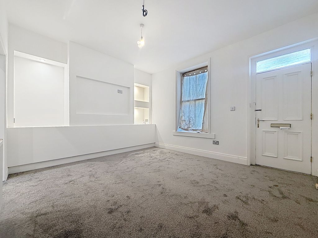 Property photo 3 of 17 Living Room